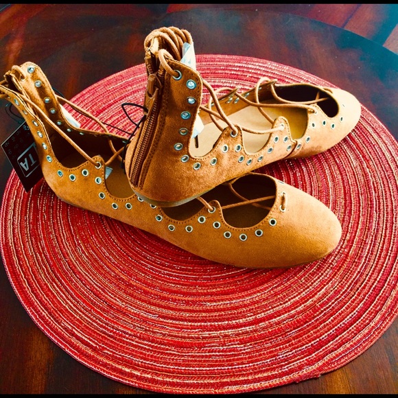 NWT LACE-UP BRITISH TAN FLATS! - Picture 2 of 5